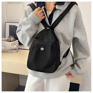 Damen schwarzer kleiner Nylon Rucksack wasserdichte Freizeittasche fuer Reisen Alltag
