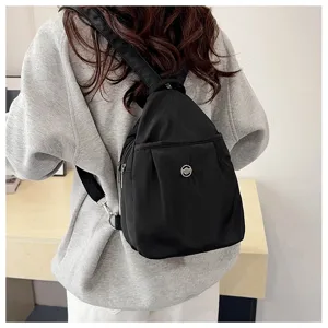 Detailansicht des kleinen Damen Nylon Rucksacks in Schwarz, ideal für den Alltag und Freizeit.