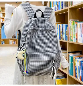 Klassischer schwarz-weißer Karorucksack für Schüler, große Kapazität Freizeit Reisetasche.