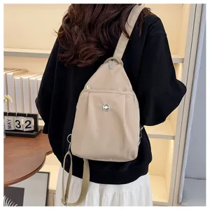 Detailaufnahme des lässigen khakifarbenen Nylon-Brustrucksacks mit Reißverschluss.