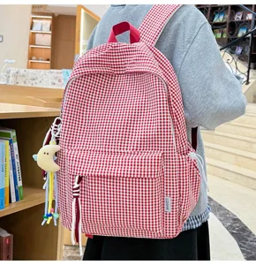 Rot-weißer Karo-Rucksack für Damen, lässige Schultasche mit Fronttasche und süßem Anhänger.