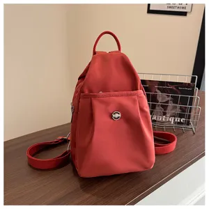 Roter Nylon Mini Rucksack für Damen, wasserdichter Freizeit Daypack, kleine Schultasche Detail.