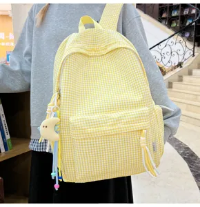 Gelber Karomuster Schulrucksack für Damen, süßer lässiger Reise Rucksack mit Anhänger.