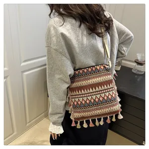 Sac bandoulière en toile tissée style ethnique avec franges colorées pour femme, voyage.
