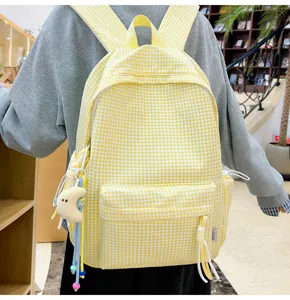 Gelb weiße Karomuster Rucksack Detailansicht mit niedlichem Mondanhänger für die Schule.