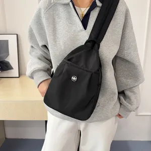Wasserdichte Nylon Brusttasche für Damen, lässiger Umhänge-Brustbeutel in Schwarz.