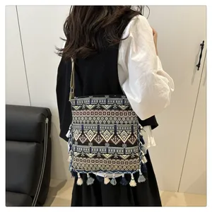 Vue détaillée du sac bandoulière en toile ethnique avec motifs géométriques et franges.