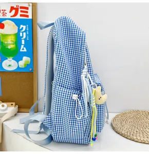 Blau-weißer Karo-Rucksack für Schüler, lässige Reise-Tagesrucksack Schultasche mit Anhänger.