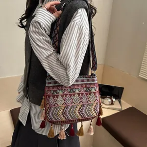 Borsa a tracolla etnica ricamata in stile bohémien con eleganti nappe per viaggi casual.