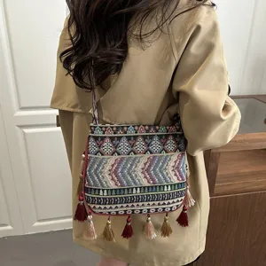 Borsa a tracolla con nappe tessuta in stile etnico borsa bohémien per viaggi e moda quotidiana