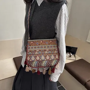 Borsa a tracolla ricamata in stile etnico con nappe colorate, elegante borsa da donna.