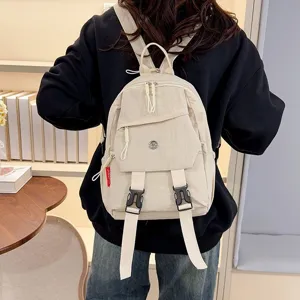 Casual beige nylon rugzak met voorvak en gespbanden voor dagelijks reizen en gebruik.