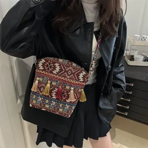 Sac bandoulière tissé de style ethnique avec des pompons colorés, sac rétro décontracté pour femme.
