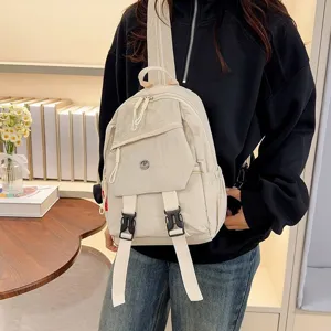 Gedetailleerd overzicht van stijlvolle beige canvas rugzak voor studenten reizen.