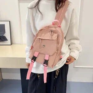 Roze casual reistas detail met duurzame stof en handig voorzak ontwerp voor dagelijks gebruik.