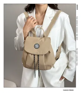 Sac à dos cordon en nylon beige pour femme, élégant sac de voyage décontracté quotidien.