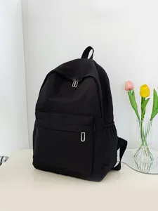 Vista dettagliata di uno zaino nero minimalista per studenti con tasca anteriore e zip.