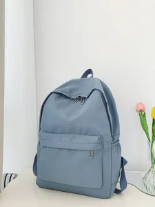 Dettaglio zaino da studente monocolore casuale, grande borsa blu per l'uso quotidiano.