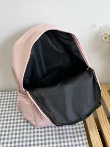 Dettaglio interno zaino casual rosa con fodera nera e scomparti di grande capacità