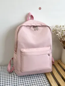 Zaino minimalista rosa con ampio scomparto principale, tasca frontale e tasche laterali.