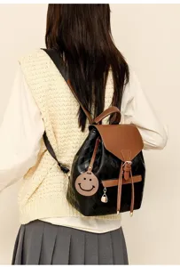 Vue détaillée du sac à dos losange en PU pour femme avec pendentif smiley et cadenas.