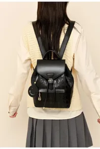 Sac à dos classique en cuir PU noir avec motif losanges pour femme et joli charm.