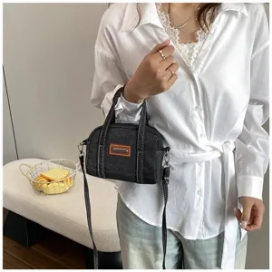 Detaillierte Ansicht der Vintage-Jeans-Handtasche mit kontrastierenden Nähten und Kissenform.