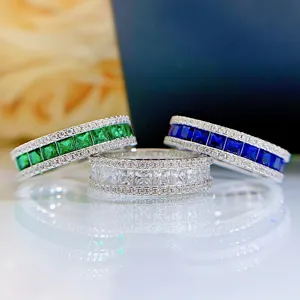 Anillo de plata micro-engastado con piedras preciosas talladas en princesa elegante.