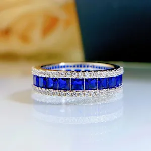 Anillo de plata S925 exquisito con piedras azules cuadradas vibrantes y diamantes brillantes.