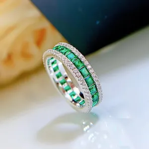 Primer plano detalle de anillo de plata corte princesa piedra verde con micro pave circonita.