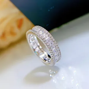 Primer plano de anillo de eternidad de plata S925 talla princesa con circonitas brillantes.