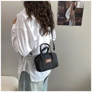 Retro Jeans Handtasche für Damen, stylische Kissen Umhängetasche mit weißen Nähten und Tragegriff.