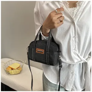 Retro Jeans Handtasche für Damen, stilvolle Kissen Schultertasche mit Griff und verstellbarem Gurt.