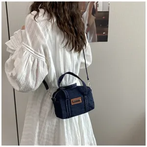 Retro Damen Jeanshandtasche, stilvolle dunkelblaue Umhängetasche mit schickem Lederaufnäher.