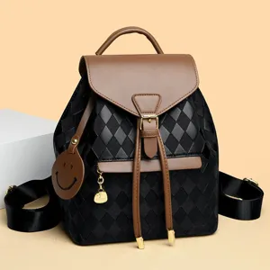 Sac à dos à carreaux décontracté pour femme, léger en cuir PU pour voyage et travail quotidien.