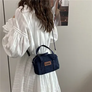 Retro Jeans Handtasche für Damen, stylische Kissen Umhängetasche mit Griff im Freizeitlook.