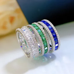 Primer plano detallado de anillos eternity de piedras preciosas con pavé brillante.