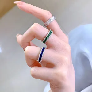 Vista detallada del anillo de plata esterlina brillante con circonitas cuadradas y pavé.