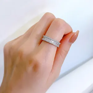 Primer plano de detalle de un elegante anillo plateado con circonitas brillantes.