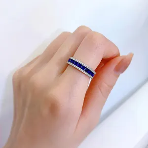 Primer plano detallado de un anillo de plata S925 con piedras azules cuadradas y circonitas.