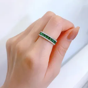Primer plano de anillo eternity con piedra verde cuadrada y detalles de micro pavé.