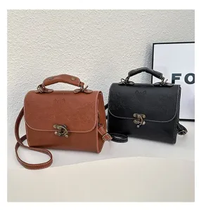 Gedetailleerd overzicht van retro en reliëf crossbody tas met metalen sluiting.