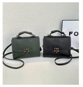 Klassieke kleine handtas met reliëf, stijlvolle schoudertas met retro metalen sluiting.