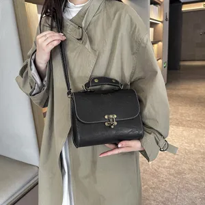 Zwarte in relief gedrukte vintage handtas, elegante schoudertas voor dagelijks gebruik.