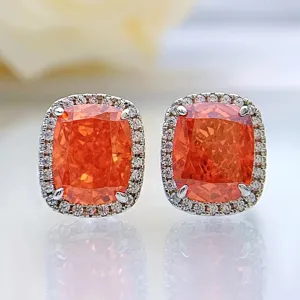 Atemberaubende Ohrstecker mit Kissen-Schliff orange Edelstein und funkelnden Diamanten.