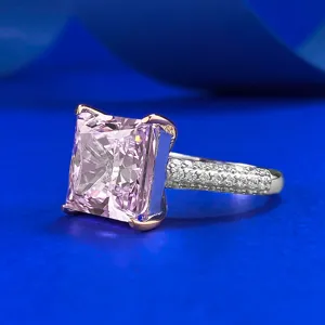 Vista detallada del hermoso anillo de corte princesa rosa que destaca su banda de pavé.