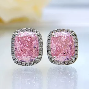 Wunderschöne kissen-geschliffene rosa Diamant-Ohrringe mit Halo, glänzendes Detailfoto.
