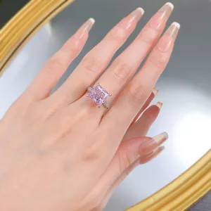 Anillo de plata S925 zirconia rosa corte princesa detalle, banda de pavé brillante.