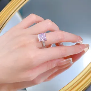 Anillo de princesa rosa de plata S925 con banda pavé, detalle de diamante 10x10mm.