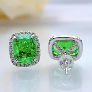 Wunderschöne kissengeschliffene grüne Edelstein Ohrstecker mit funkelndem Zirkonia Pave.